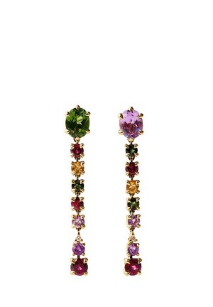 Pendientes largos de oro con piedras preciosas verdes, moradas, rojas y amarillas alternadas en una disposición vertical.