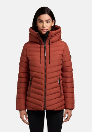 Padded Jacke in Rostfarbe mit hohem Kragen und verstellbarem Kordelzug-Haube. Verfügt über schwarze Reißverschlusstaschen und gestepptes Chevron-Muster.