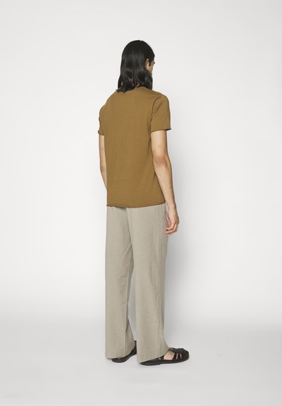 Filippa K ROLL NECK TEE - Jednoduché tričko - bronze gre