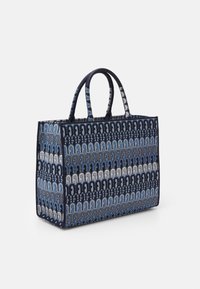 Saco de mão azul-marinho com tecido estampado apresentando arcos alternados em azul e creme, com duas alças robustas e uma forma estruturada.