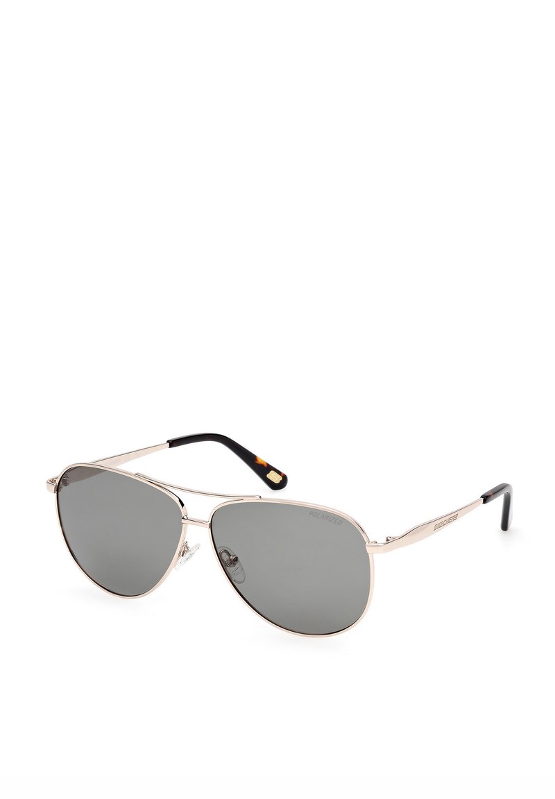 Gafas de sol polarizadas con lentes grises, montura de metal plateada, forma de gota, doble puente nasal y extremos de las patillas en negro con un acento naranja.