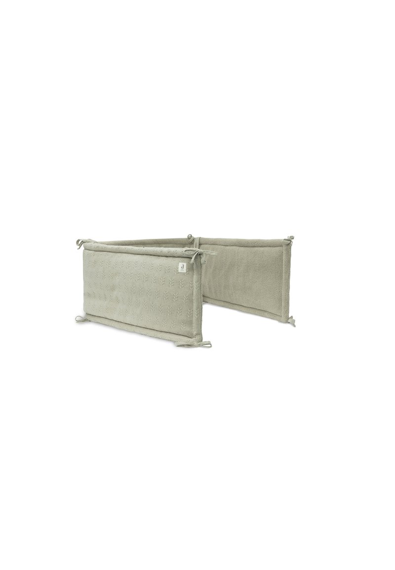 Panier de rangement en tissu rectangulaire de couleur gris clair, présentant un motif texturé. Cords aux coins pour une fermeture sécurisée et une stabilité optimale.