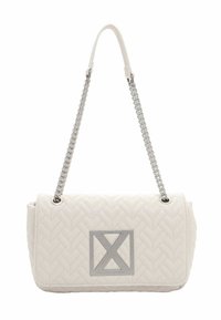 Borsa a tracolla bianca trapuntata con catena argentata, forma rettangolare, caratterizzata da un logo argento prominente e un motivo a spina di pesce sulla superficie.