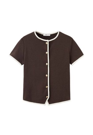 Cardigan maro închis cu mâneci scurte, bordură albă și șase nasturi aurii pe partea din față.