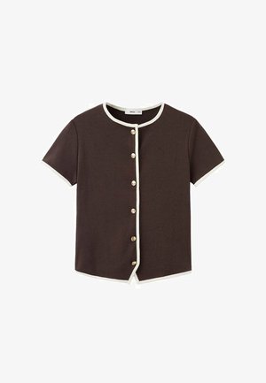 Temno rjava jopica s kratkimi rokavi, belim robom in šestimi zlatimi gumbi vzdolž sprednjega odprtja.