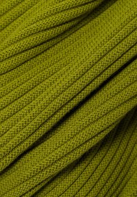 Grüner gerippter Strickstoff, der eine strukturierte Oberfläche mit einem weichen Gefühl und einem konsistenten Muster von erhabenen Stichen zeigt.