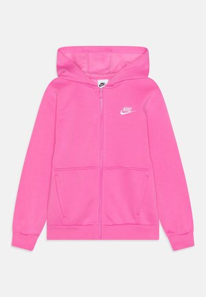Jasnoróżowa bluza Nike na zamek z kapturem, przednimi kieszeniami, ściągaczami na rękawach oraz białym logo Nike na lewej piersi.
