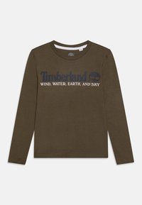 Langarmshirt van olijfgroen katoen met een ronde halslijn. Voorzien van het "Timberland"-logo en de tekst "WIND, WATER, AARDE EN LUCHT" in contrasterende kleuren.