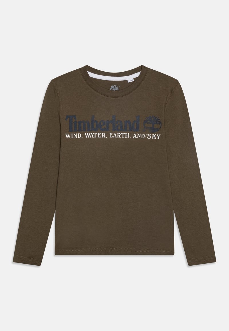 Langarmshirt van olijfgroen katoen met een ronde halslijn. Voorzien van het "Timberland"-logo en de tekst "WIND, WATER, AARDE EN LUCHT" in contrasterende kleuren.