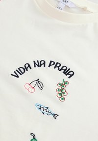 Next REGULAR FIT  SHORT SLEEVE EMBROIDERED GRAPHIC CREW NECK - T-shirt imprimé - fun placement graphic ecru