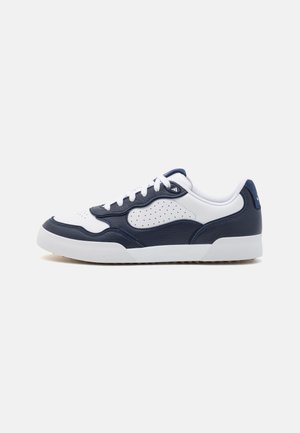 Sneaker con una parte superiore in pelle bianca e blu navy, dettagli perforati, lacci bianchi e una suola in gomma bianca, caratterizzati da un design a profilo basso.