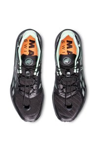 Scarpe sportive nere con tomaia in mesh, dettagli a contrasto verde menta, plantari arancioni e sistema di allacciatura con cursore.