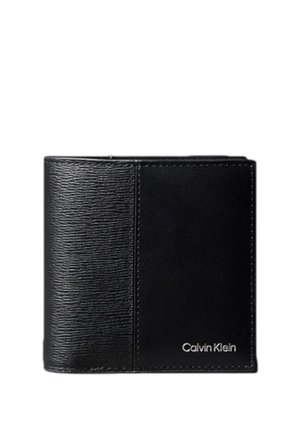 Cartera negra bifold con lado izquierdo texturizado y lado derecho liso, con pequeño logo blanco de Calvin Klein en la esquina inferior derecha.