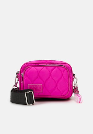 GUESS Borsa A Tracolla Ajiona Convertible Logo Marrone - 26x19x6 Cm - Borse Donna In Poliuretano Con 3 Scomparti E Fondina - 2