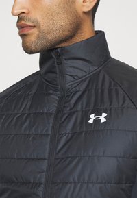 Under Armour LAUNCH INSULATED - Running jacket - black