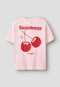 Roze katoenen t-shirt met een grafisch ontwerp van twee rode kersen en de tekst "Sweetness," met een gladde textuur en korte mouwen.