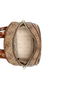 Borsa a tracolla marrone con motivo, cinture in pelle, chiusura con zip e interni beige caratterizzati da un logo del marchio ripetuto. Tasche interne visibili.