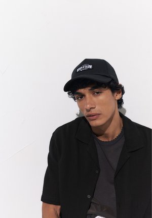 PULL&BEAR, TRUCKER WITH EMBROIDERED PATCH - CAP - Šiltovka - black