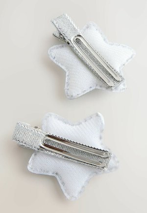 Ezüst csillag alakú hajcsatok, textil hátlappal és fényes fém csattal. Simább textúrával és masszív kialakítással rendelkeznek.