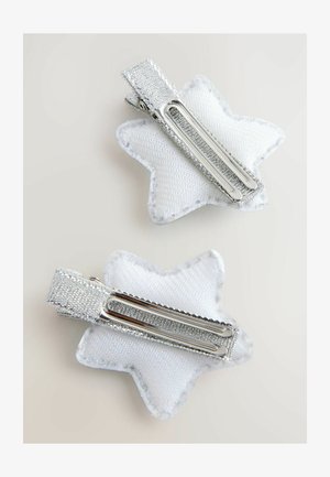 Ezüst csillag alakú hajcsatok, textil hátlappal és fényes fém csattal. Simább textúrával és masszív kialakítással rendelkeznek.