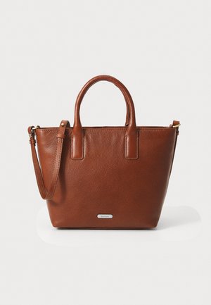 Καφέ δερμάτινη τσάντα tote με υφή, διπλές λαβές στην κορυφή, αποσπώμενος ιμάντας ώμου και ασημένια πλάκα λογότυπου στο μπροστινό μέρος.