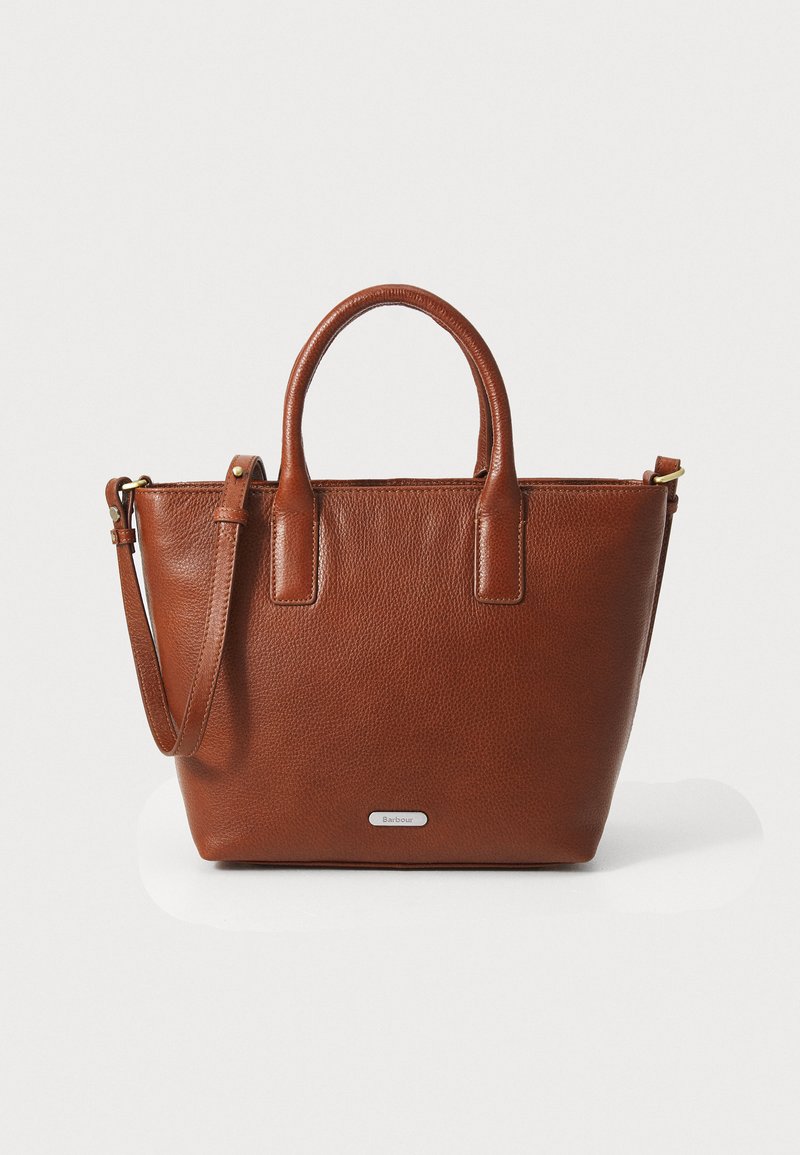 Bruine leren tote bag met textuur, dubbele handgrepen bovenaan, afneembare schouderriem en een zilveren logo plaat aan de voorkant.