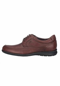 Zapato de vestir de cuero marrón con diseño de cordones, punta redondeada, detalles de costura sutiles y suela de goma para tracción.