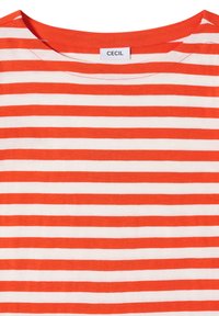 T-shirt à rayures horizontales rouges et blanches avec un col rond, étiquette de la marque « CECIL » cousue à l'intérieur du col.