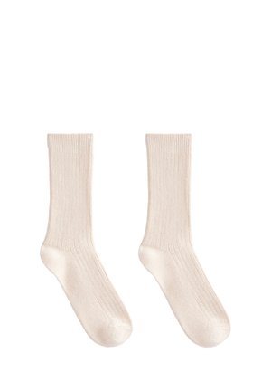Beige katoenen sokken met een geribbelde textuur, halflange lengte en een gladde afwerking, met een naadloos ontwerp voor de teen.