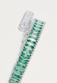 Bracelet en argent featuring des pierres vertes taillées en émeraude, entourées d'une rangée de pierres claires rondes.