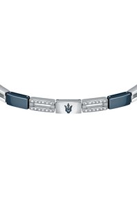 Bracciale in metallo con link rettangolari alternati nei colori argento e blu scuro, decorato con cristalli trasparenti e un logo al centro.