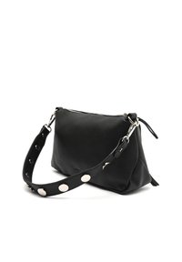 Sac à main en cuir noir avec une finition texturée, fermeture éclair, et une bandoulière détachable avec des accessoires en métal argenté et des accents ronds.