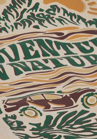 Baumwollstoff mit einem bunten, abstrakten Design, das grüne Buchstaben mit der Aufschrift "ABENTEUER NATUR" zeigt, ergänzt durch erdige Töne und stilisierte Fahrzeuggrafiken.