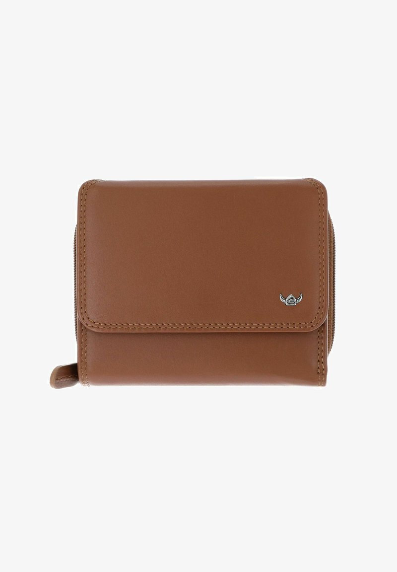 Portefeuille en cuir marron avec rabat plié, bords cousus, petit logo métallique près du bas à droite et languette de fermeture éclair sur le côté gauche.