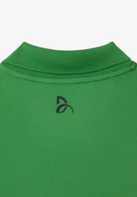 Polo verde con tessuto testurizzato, colletto a coste e un piccolo logo nero sul retro.