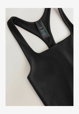 Czarny bezrękawnik z gładkiego materiału, z okrągłym dekoltem, szerokimi ramiączkami oraz metką z informacjami o produkcie.