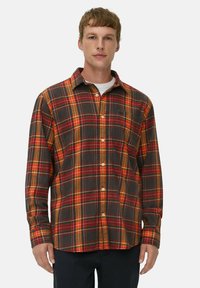 Flanellen shirt met een geruit patroon in rood, oranje, geel en grijs. Het heeft een knoopsluiting aan de voorkant en lange mouwen met een relaxte fit.