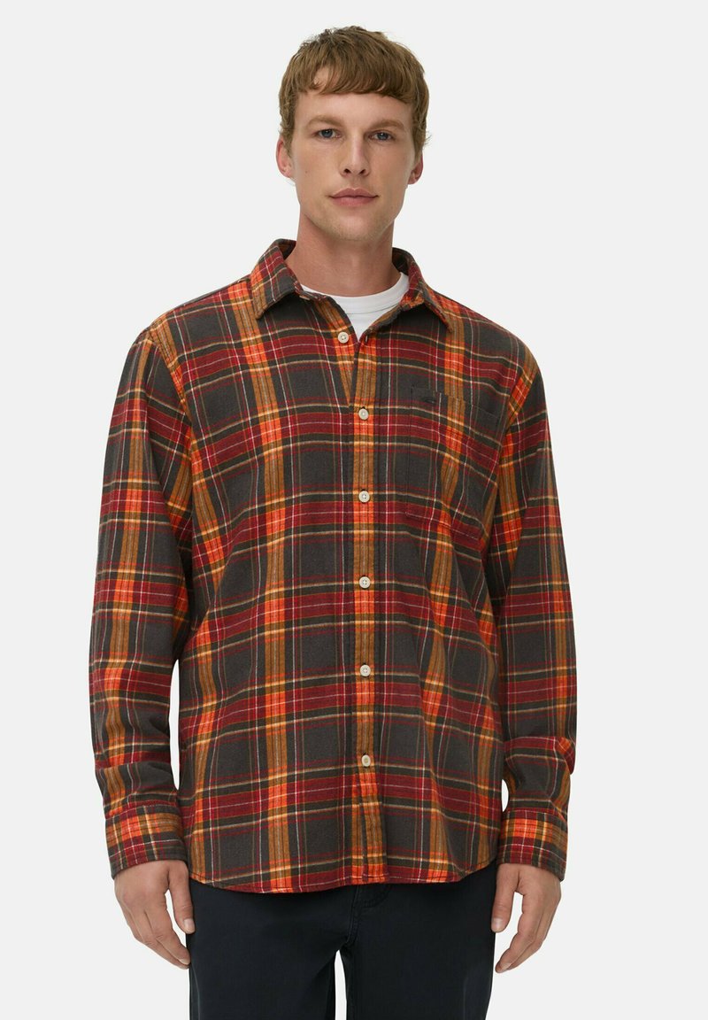 Flannel skjorte med et ternet mønster i rød, orange, gul og grå. Den har knaplukning foran og lange ærmer med en afslappet pasform.