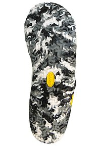 Podeszwa Vibram z czarno-szaro-białym geometrycznym wzorem; teksturowa guma dla lepszej przyczepności; z wyraźnym żółtym logo Vibram.