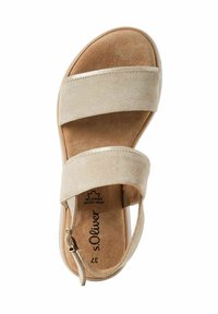 Beige semišové sandály s dvěma širokými pásky, texturovanou stélkou a zadním zipem pro bezpečné uchycení. Branding viditelný na stélce.