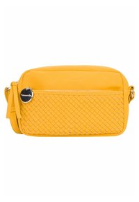 Borsa a tracolla gialla con tasca anteriore intrecciata, chiusura con cerniera, tracolla regolabile e charm rotondo in argento del brand su sfondo bianco.