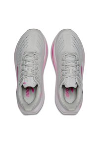 Een paar lichtgrijze hardloopschoenen met roze accenten, veters gestrikt, vanaf bovenaf bekeken op een witte achtergrond.