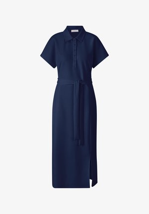 Robe polo bleu marine à manches courtes, devant boutonné, ceinture à la taille et fente latérale. Fabriquée en tissu lisse avec un design épuré et minimaliste.