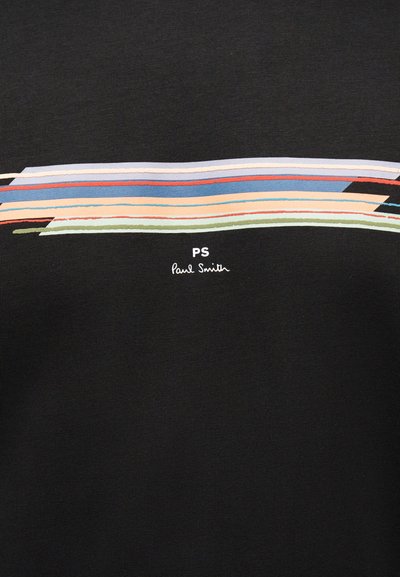 Μαύρο ύφασμα με οριζόντιο πολύχρωμο ριγέ σχέδιο πάνω από το λευκό λογότυπο "PS Paul Smith" κεντραρισμένο από κάτω.