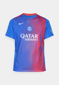 Mėlyna sportinė marškinė su gradientiniu dizainu, pereinančiu nuo raudonos iki mėlynos. Su apvaliu kaklu, trumpomis rankovėmis, Nike logotipu ir "Qatar Airways" užrašu priekyje.