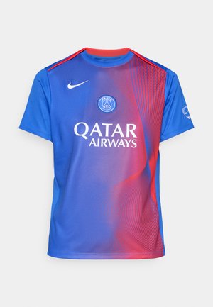 Camiseta deportiva azul con diseño degradado de rojo a azul. Cuenta con cuello redondo, mangas cortas, logo de Nike y "Qatar Airways" impreso en el frente.
