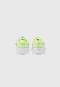 Neon-grüne und weiße Sportschuhe mit einem Obermaterial aus Mesh, einem gepolsterten Kragen und Zugschlaufen an der Ferse. Strukturiere Sohle für besseren Grip.