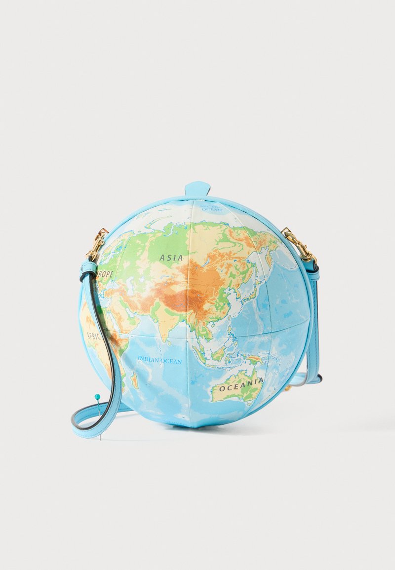Saco de mão redondo desenhado como um globo mostrando a Ásia, Europa, África e Oceânia, com uma alça ajustável de azul claro e detalhes dourados.
