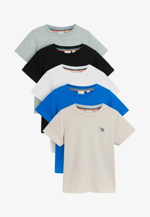 Cinco camisetas de manga corta en gris, negro, blanco, azul y beige. Cada una presenta un cuello redondo y un pequeño diseño bordado en la camiseta beige.