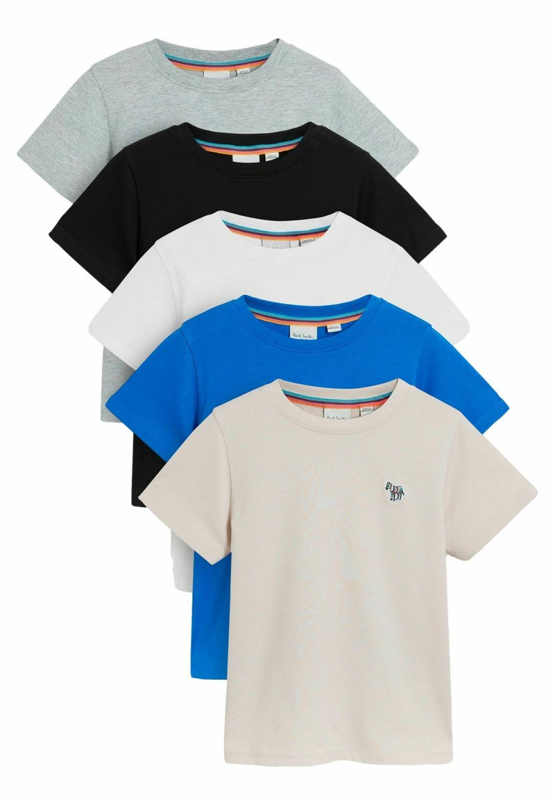 Fem kortærmede T-shirts i grå, sort, hvid, blå og beige. Hver med rund hals og et lille broderet design på den beige skjorte.